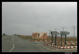 منحرف يؤدي إلى بلدية  بريزينة  و  غاسول  على الطريق المؤدي إلى مدينة  أفلو