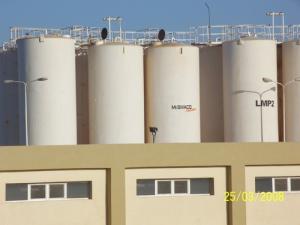 Containers de Fuel dans une station de pompage du Pétrole à Hassi Messaoud