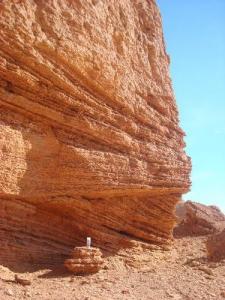 Stratifications sur le flanc d'une Montagne à Ouargla