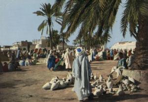 Regroupement des marchands de différents produits (poterie ,légumes ,dattes ,viandes etc)