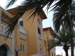 دار المعلم بزمورة وهي مكتب اليوم