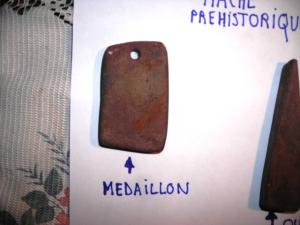 قلادة من العصر الحجري الحديث ببلدية  تيوت