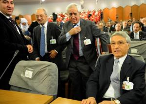 Algerian Energy and Mines Minister Chakib Khelil (R) and