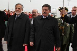 Algerian Prime Minister Ahmed Ouyahia (R) escorts Iran's First