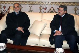 Algerian Prime Minister Ahmed Ouyahia (R) sits with Iran's