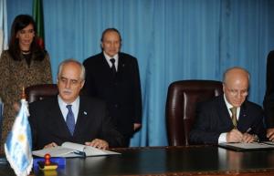 Algerian President Abdelazziz Bouteflika (C) and his Argentinian counterpart