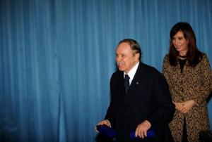 Algerian President Abdelazziz Bouteflika (L) and his Argentinian counterpart