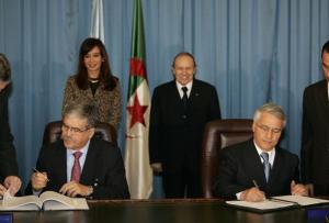 Algeria's President Abdelazziz Bouteflika (C) and his Argentinian counterpart