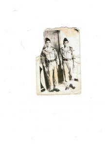 les moudjahidines à droite c'est cherief ahmed et à gauche son  collegue.