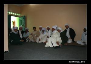 Cheikh Hassan El Ansari Cheikh avec ses hotes dans sa zaouiya à In zeghmir