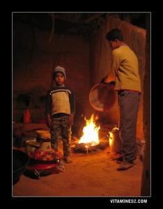 Des enfants entrain de chauffer le Bendir