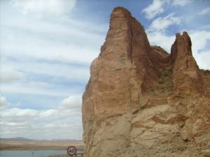 Un Immense Rocher à l'entrée de la commune de Brezina
