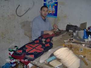 تلميذ محترف في صنع 'البلغة' بمدينة تلمسان