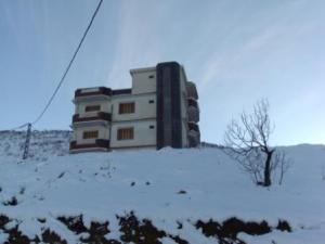 الثلوج تغطي مدينة  المروج