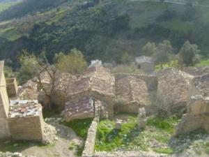 المنازل القديمة لقرية  إزفاشن  ببلدية  دراع قبيلة  (ولاية سطيف) 1