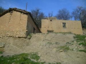 المنازل القديمة لقرية  إزفاشن  ببلدية  دراع قبيلة  (ولاية سطيف) 2