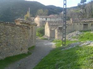 المنازل القديمة لقرية  إزفاشن  ببلدية  دراع قبيلة  (ولاية سطيف) 4