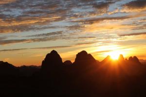 إشراق الشمس على جبال  تمنراست