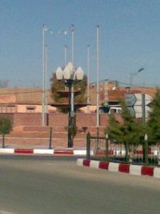 Carrefour à la sortie de la ville de Bougtoub
