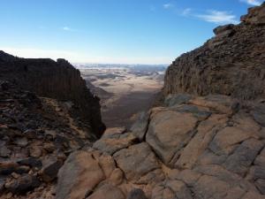 Vue du Haut des Montagnes environnant Illizi