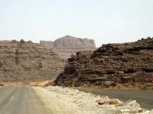 Une route serpentant le paysage rocheux d'Illizi