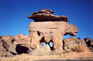 Arche du Dinosaure dans la région de  Tamrit (Parc National du Tassili/Algérie)