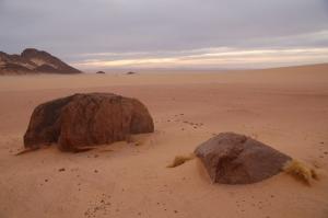 Roches enfouies parmi les Sables