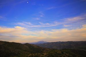 الجبال المجاورة لسد 