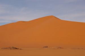Trois marcheurs en haut de Tin Merzouga