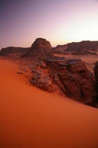 Paysage Saharien quelques secondes avant le lever du soleil