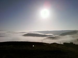 Brouillard sur les montagnes de Bordj Bou Arreridj