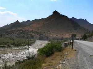 Les Montagnes gargantuesques de la région des Bibans