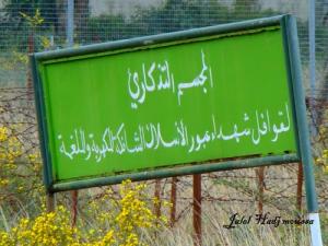 En l?honneur des martyrs morts sous ces barbelés électrifiés et minés