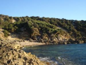 La côte verte de la plage  Aouinet