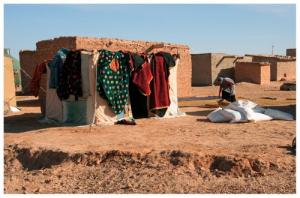 Femme Séchant le linge familial au campement Sahraoui de Tindouf