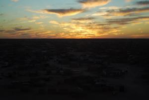 Coucher du Soleil sur le Camp de Réfugiés