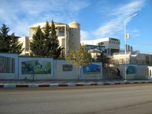 Centre Universitaire de Khenchela dans la Rue de Batna