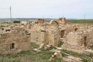 Les petits thermes (y compris l?église). Site archéologique de MADAURES  (actuel MDAOUROUCHE) SOUK-AHRASS