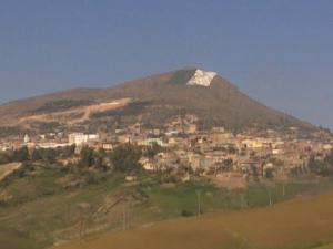 Drapeau Algérien peint sur le Mont Rouached