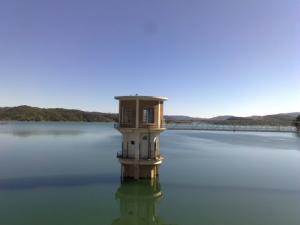 Tour au milieu du Barrage de Arib
