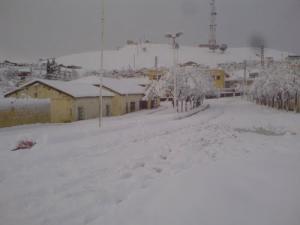 Le ville de Bellaas sous la neige