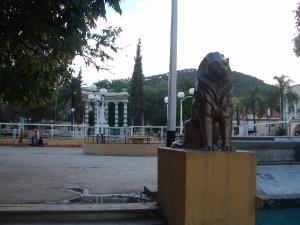 La place du village avec un de ses lions