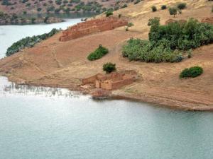 صورة لسد  غريب
