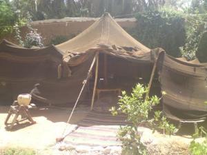 خيمة عند مدخل فندق 