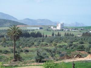 صورة لمصنع الجبس انطلاقا من بلدية  عين بطمة