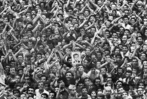 La foule acclame Ahmed Ben Bella