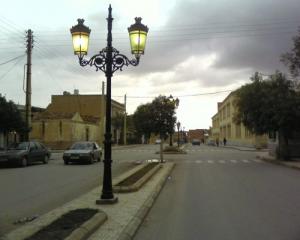 الشارع الرئيسي لمدينة  خنشلة  بالقرب من المستشفى المركزي