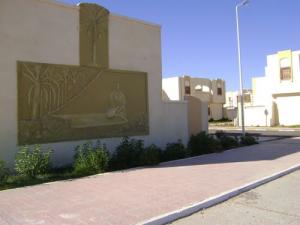 لوحة فنية على أحد جدران الحي الجديد