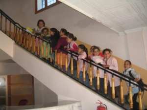 أطفال في المكتبة العمومية لمدينة  دراع قبيلة  (3)